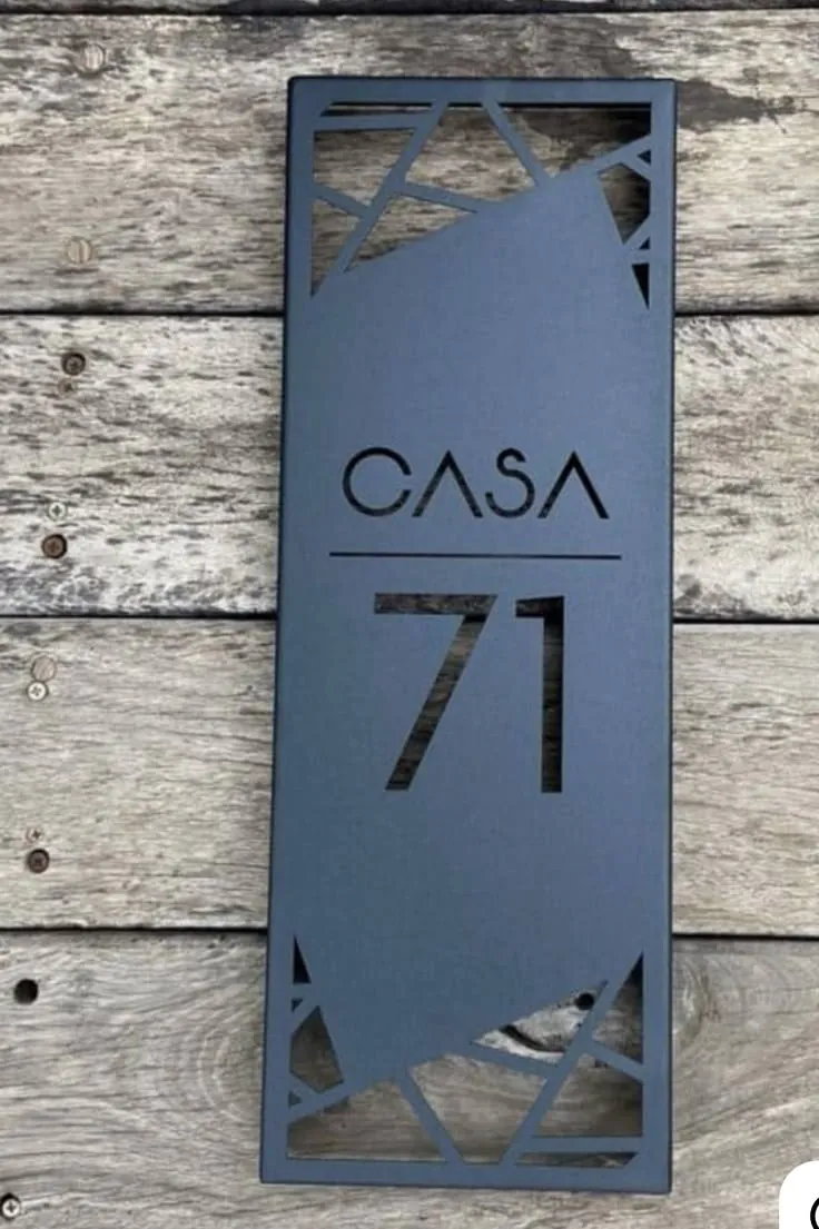 Close-up Casa 71 house number